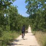 Una natura lussureggiante, affascinanti trulli e storiche opere di ingegneria idraulica. � quanto offre il percorso ciclabile che collega Cisternino e Ceglie Messapica, 15 chilometri allestiti sfruttando una strada di servizio che costeggia il corso dell'Acquedotto pugliese